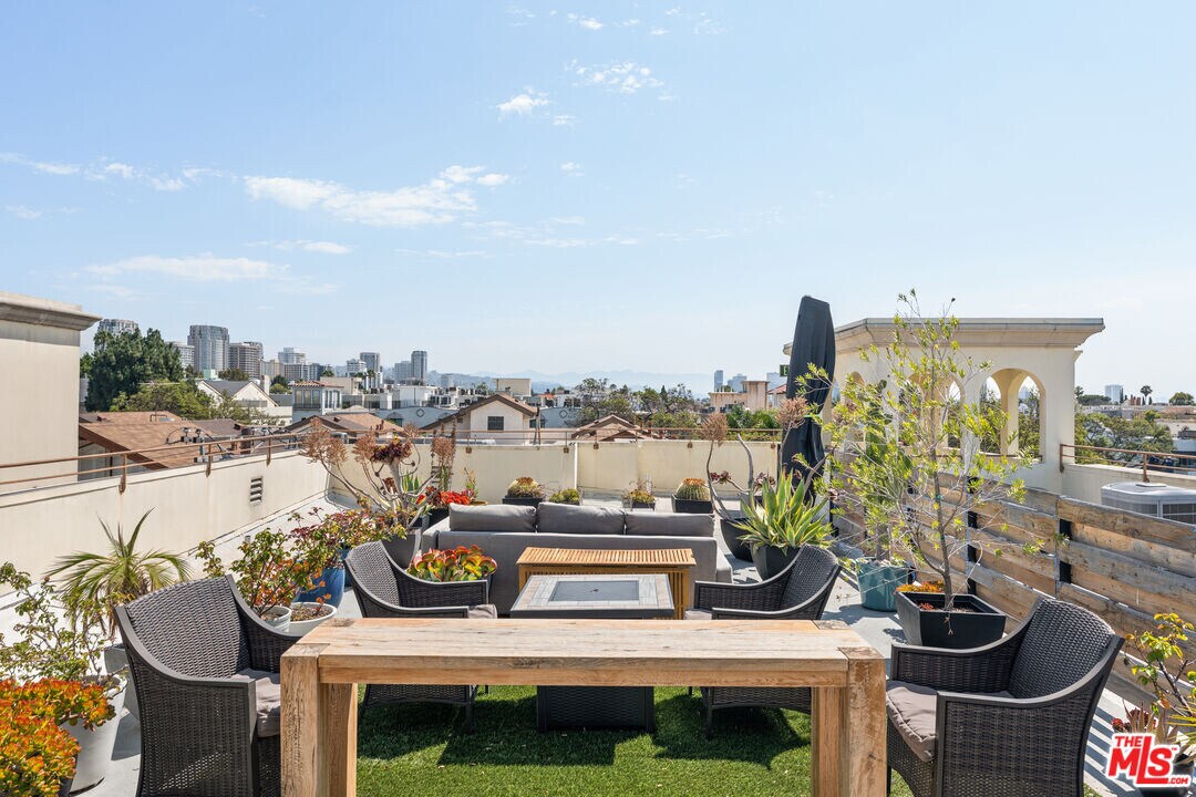1540 S Bentley Ave in Los Angeles, CA - Building Photo
