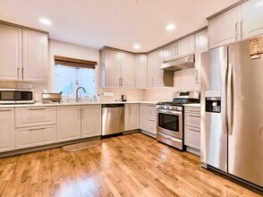 8S492 Bell Dr in Naperville, IL - Building Photo - Building Photo