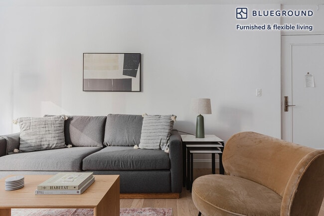 160 E 48th St in New York, NY - Building Photo - Building Photo