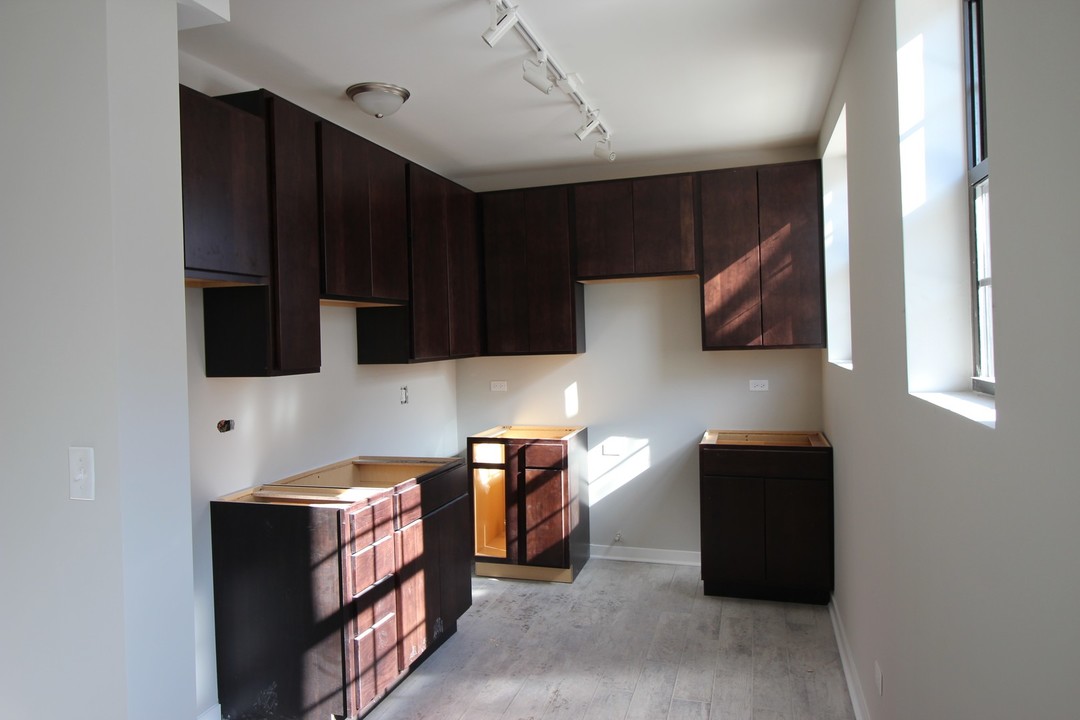 3108 W Sunnyside Ave, Unit GE in Chicago, IL - Building Photo