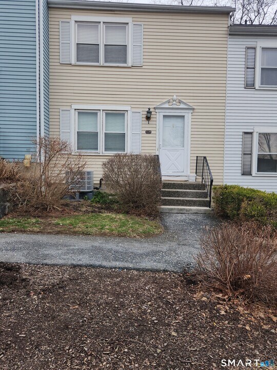 55 Mill Plain Rd in Danbury, CT - Building Photo