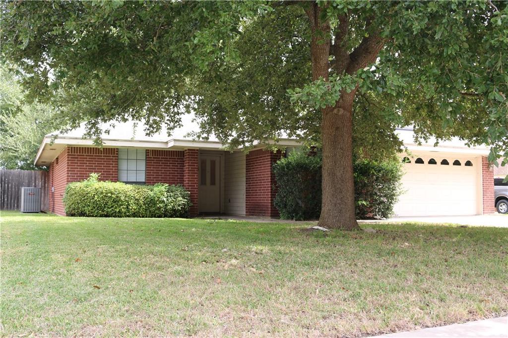 2404 Cherrylawn Dr in Taylor, TX - Building Photo