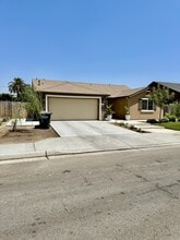 677 Country Pl in Dinuba, CA - Building Photo - Building Photo