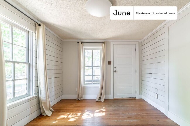 Private bedroom in 3 bed/1 bath Home in Austin, TX - Building Photo - Building Photo