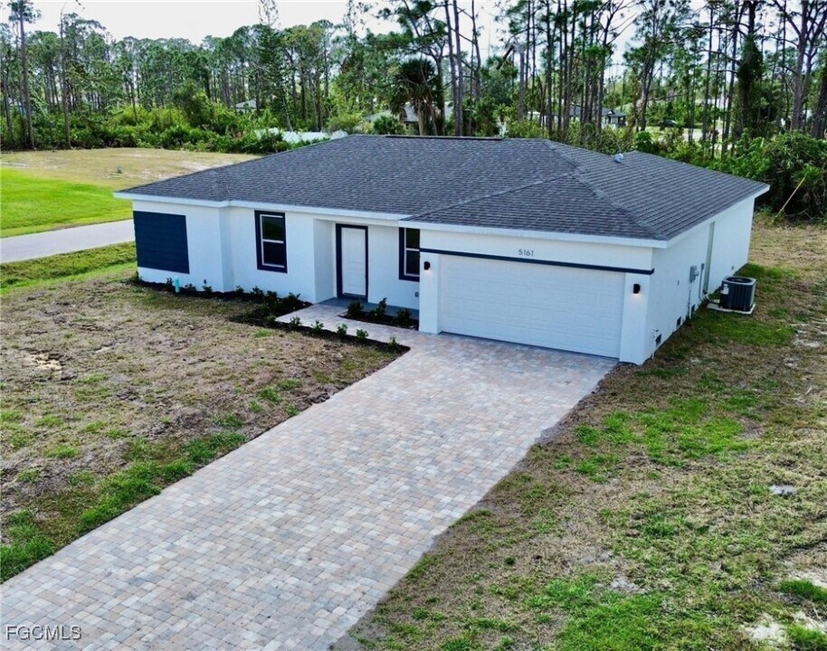 5147 Guava Terrace in Port Charlotte, FL - Foto de edificio