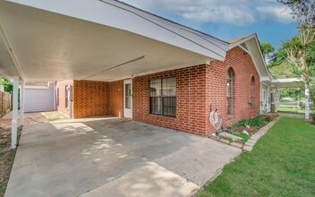 810 Roosevelt St in Sealy, TX - Building Photo - Building Photo