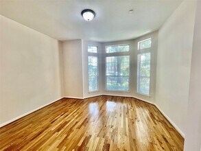 32 Waugh Dr in Houston, TX - Foto de edificio - Building Photo