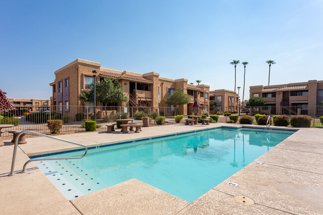 San Marina Apartments in Phoenix, AZ - Foto de edificio - Building Photo