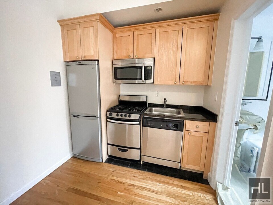 WEST 13 STREET in New York, NY - Building Photo