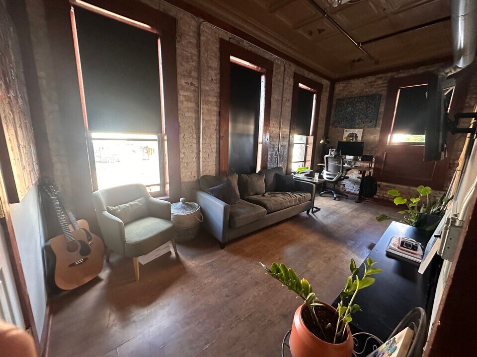 110-110 E Tyler St in Longview, TX - Building Photo