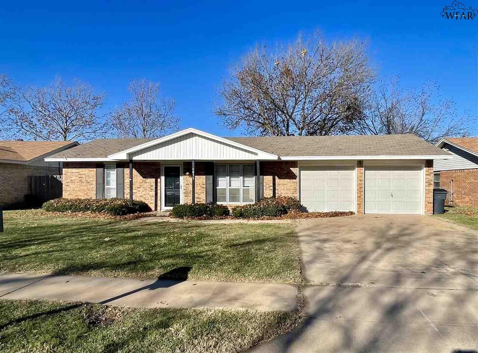 4835 Lovers Ln in Wichita Falls, TX - Building Photo