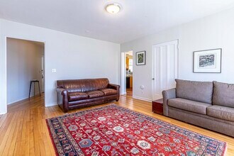 993 Memorial Dr, Unit 201 in Cambridge, MA - Foto de edificio - Building Photo