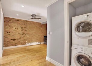 424 E 9th St, Unit 7 in New York, NY - Foto de edificio - Building Photo