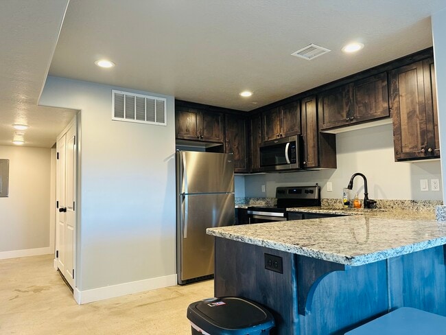 583 N 400 E, Unit B in Pleasant Grove, UT - Building Photo - Building Photo