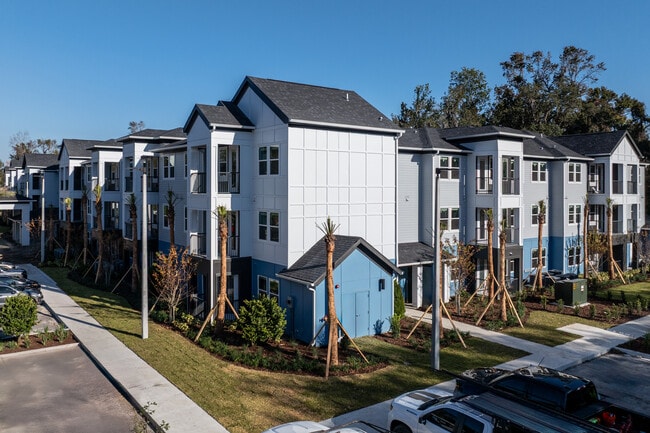 Fox Pointe in Holly Hill, FL - Building Photo - Building Photo