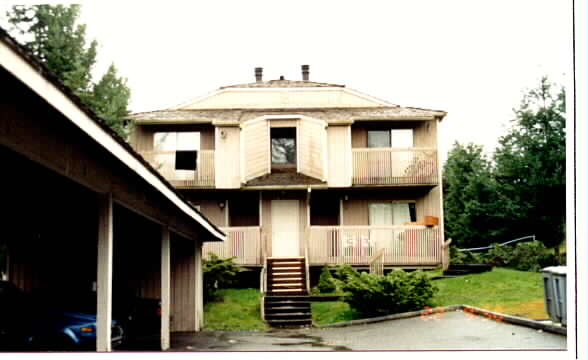 4530 NE 12th St in Renton, WA - Foto de edificio