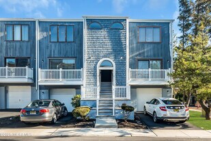 4 Black Pine Ln in Brielle, NJ - Building Photo