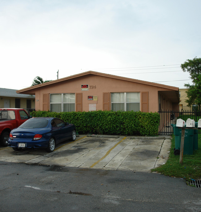 724 NW 4th Ave in Fort Lauderdale, FL - Building Photo - Building Photo