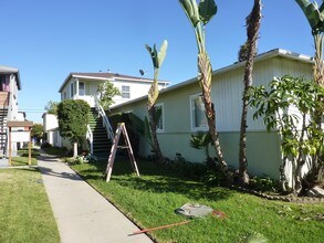 9036 Ramsgate Ave in Los Angeles, CA - Foto de edificio - Building Photo