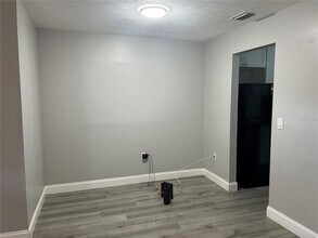 10017 N Hyaleah Rd in Tampa, FL - Building Photo - Building Photo
