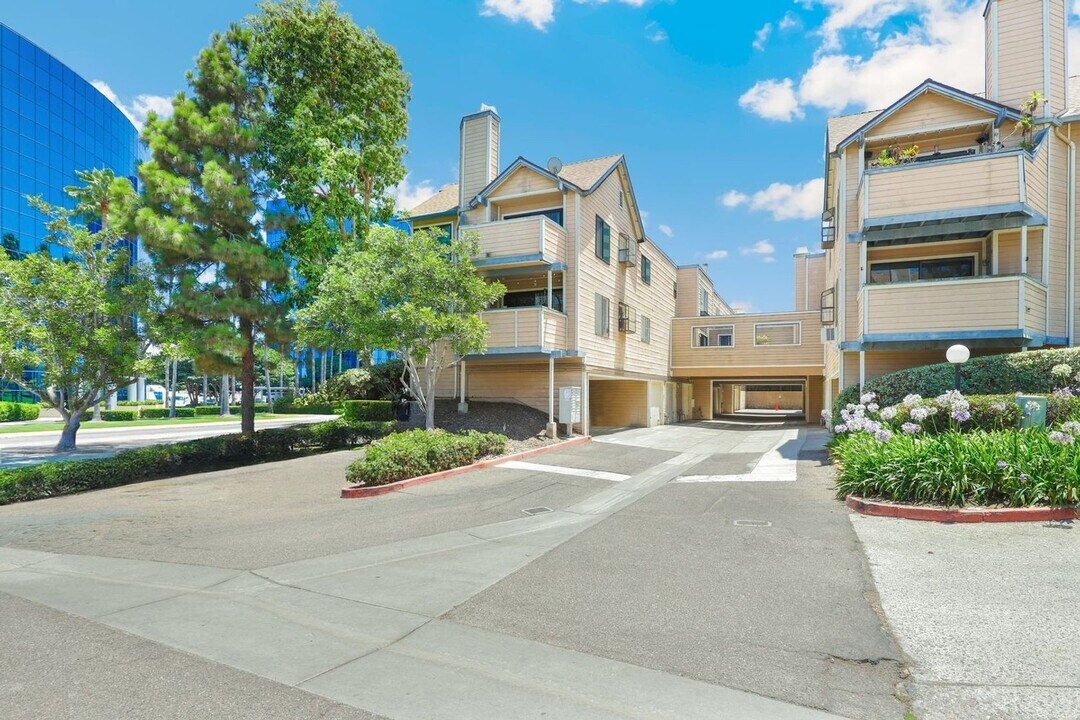 9250 Towne Centre Dr in San Diego, CA - Building Photo