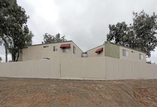 1169 N Escondido Blvd in Escondido, CA - Foto de edificio - Building Photo