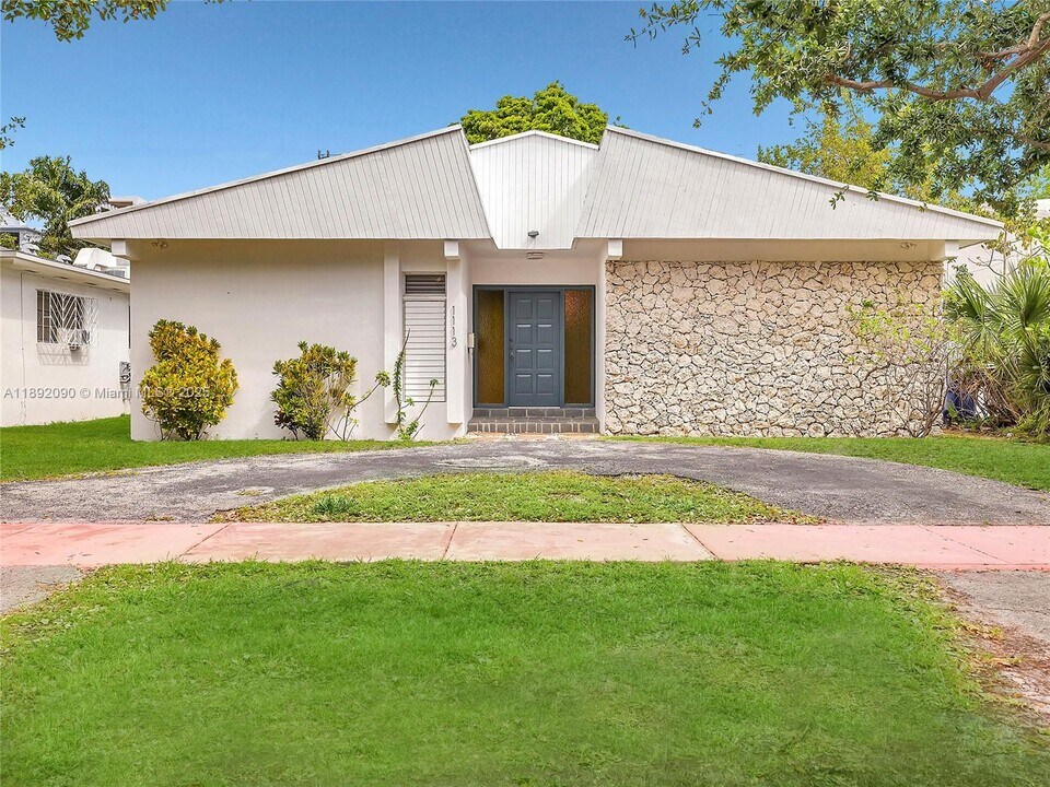 1109 Biarritz Dr in Miami Beach, FL - Building Photo