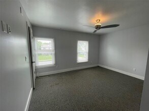49 B Park Ave in Amityville, NY - Building Photo - Building Photo