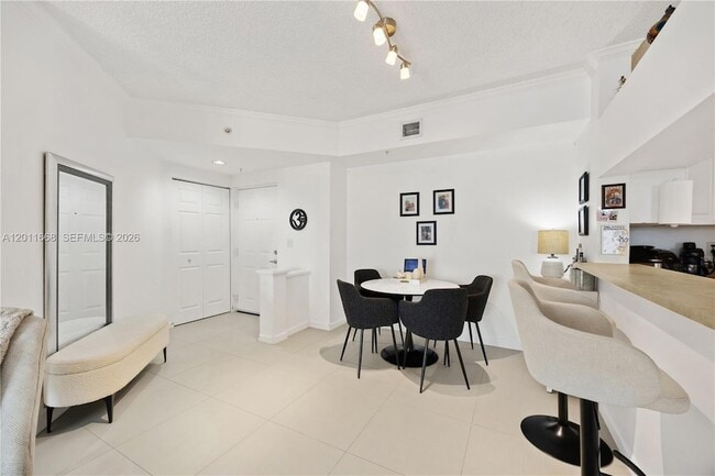 17100 N Bay Rd, Unit 1810 in Sunny Isles Beach, FL - Foto de edificio - Building Photo