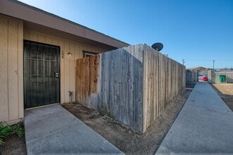 3221 E Normal Ave in Fresno, CA - Building Photo - Building Photo