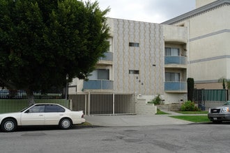 326 S Serrano Ave in Los Angeles, CA - Foto de edificio - Building Photo