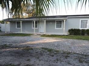 551 E 39th St in Hialeah, FL - Building Photo - Building Photo
