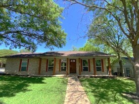 900 Riddlewood Dr in Austin, TX - Building Photo