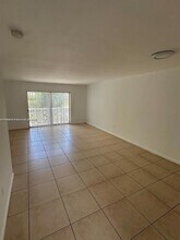 2005 Sans Souci Blvd in North Miami, FL - Foto de edificio - Building Photo