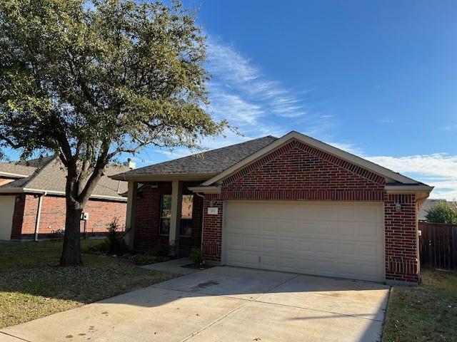 211 Foxbury Dr in Euless, TX - Foto de edificio - Building Photo