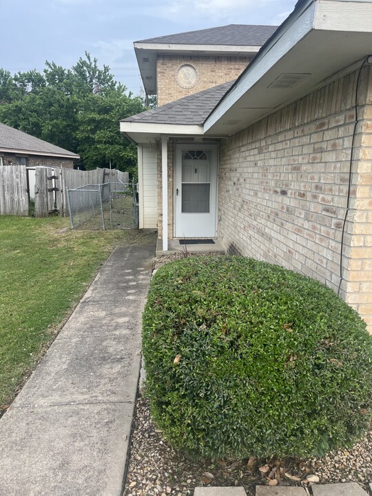 2760 Sunset Strip Dr in Glenn Heights, TX - Building Photo