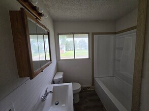 2106 Wellesley Dr in Topeka, KS - Building Photo - Building Photo