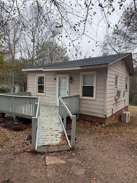 102 Indian Creek Dr in Liberty, SC - Foto de edificio