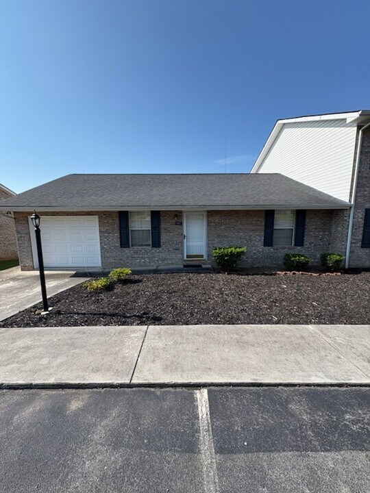 1807 Brookline Ct in Jefferson City, TN - Building Photo