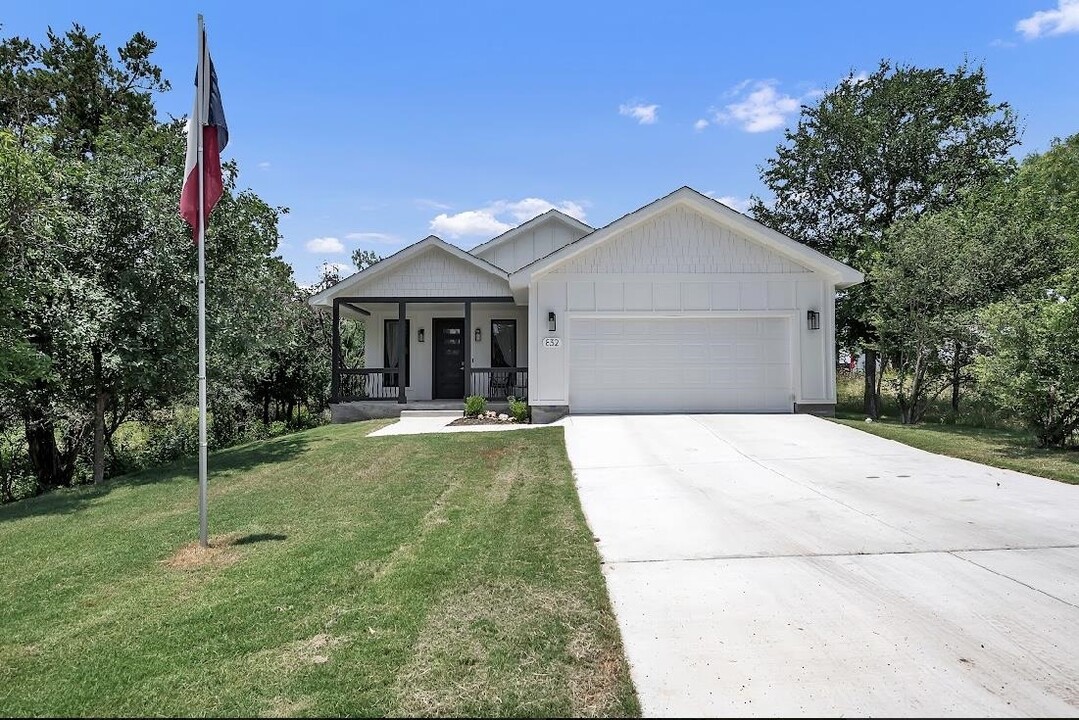 832 Fir Ln in Cottonwood Shores, TX - Foto de edificio