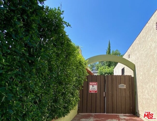 8866 Cadillac Ave in Los Angeles, CA - Building Photo - Building Photo