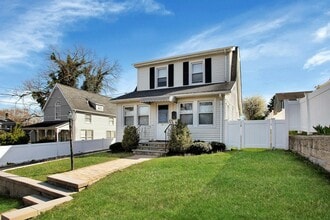 31 Riggs Pl in Locust Valley, NY - Building Photo - Building Photo
