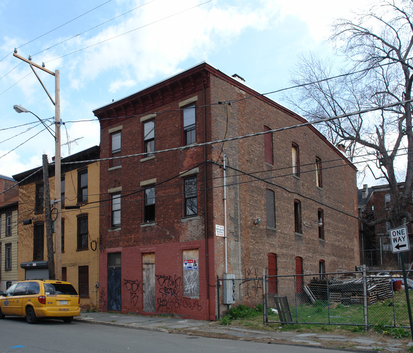 30 Chambers St in Newburgh, NY - Building Photo