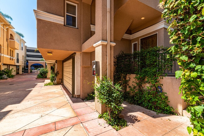 2022 S Barrington Ave in Los Angeles, CA - Building Photo - Building Photo