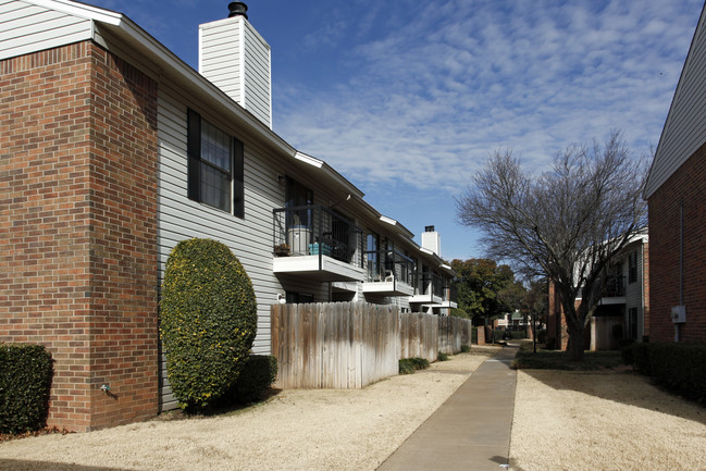 The Nottingham Condominiums in Norman, OK - Building Photo - Building Photo