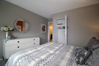 Village Green of Lansing Apartments in Lansing, MI - Building Photo - Building Photo