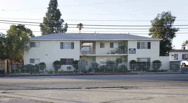 10820 Oxnard St in North Hollywood, CA - Building Photo - Building Photo