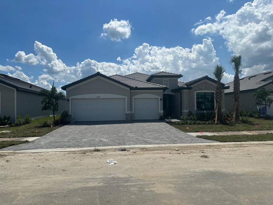 11247 Canopy Loop in Ft. Myers, FL - Building Photo