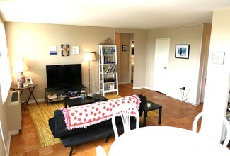 6631 Wakefield Dr, Unit 717 in Alexandria, VA - Foto de edificio - Building Photo