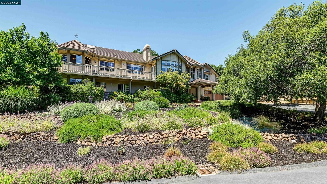 3434 Woodview Dr in Lafayette, CA - Building Photo